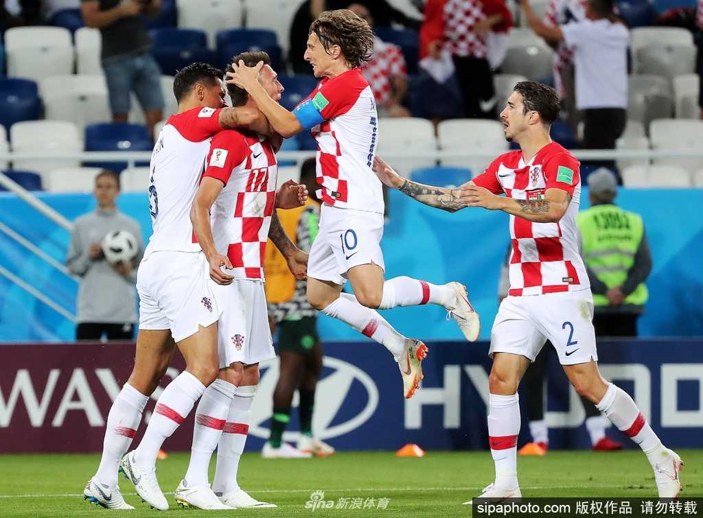 克罗地亚球迷在看台上挥舞国旗，激情呐喊，球队与球迷之间深厚的情感纽带在此刻转化为球队对祖国人民的无私回馈与支持