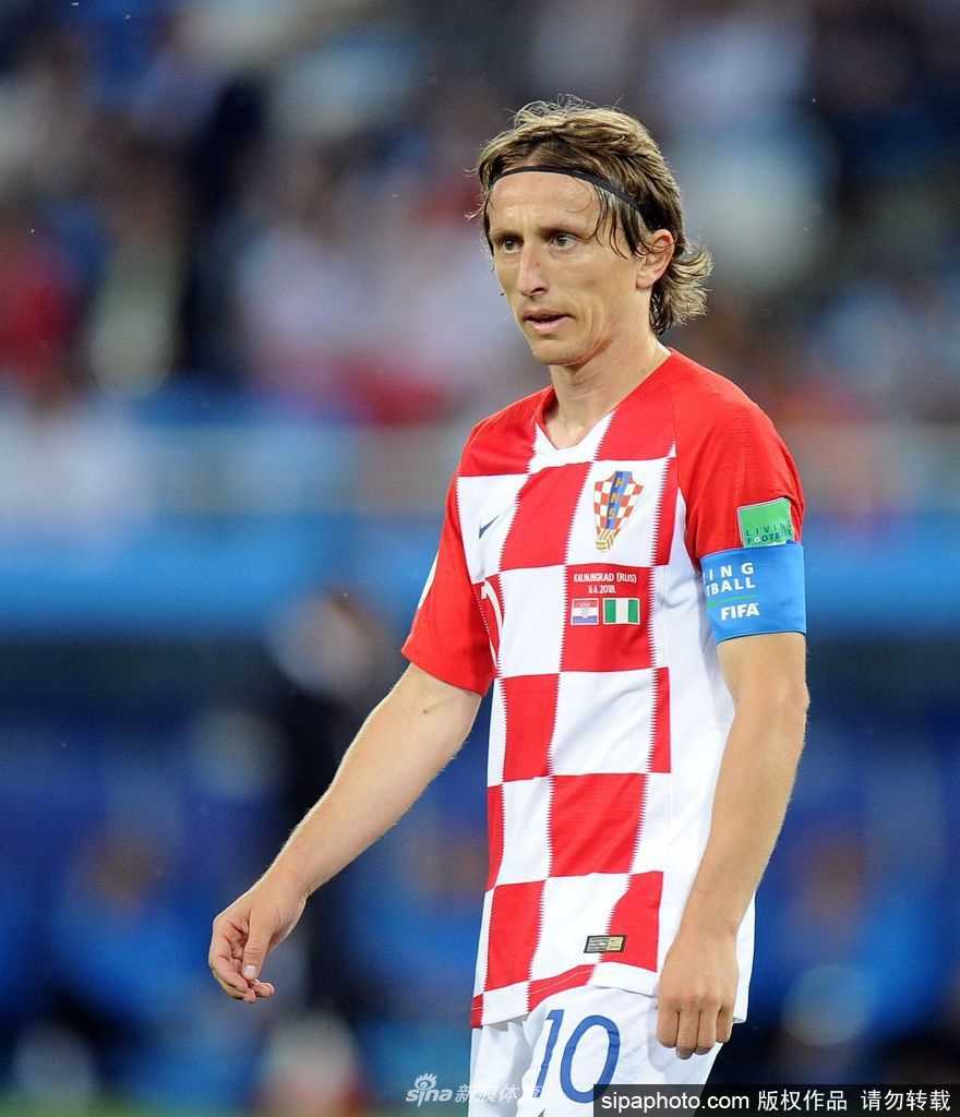 比赛结束后，克罗地亚球员绕场向观众致谢，此刻他们不仅感谢球迷的支持，更以实际行动回报了整个国家，用爱心守候着疫情和震灾中的人民