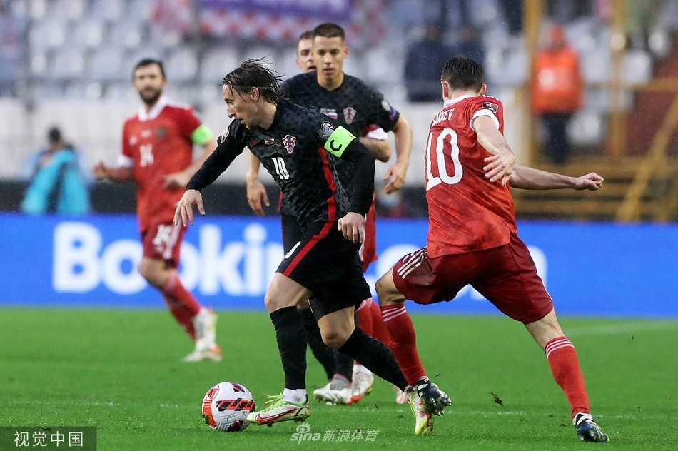 俄罗斯后卫库德里亚绍夫不慎自摆乌龙后，双手掩面，神情绝望地倒在草皮上，与他身边疯狂庆祝的克罗地亚球员形成鲜明对比