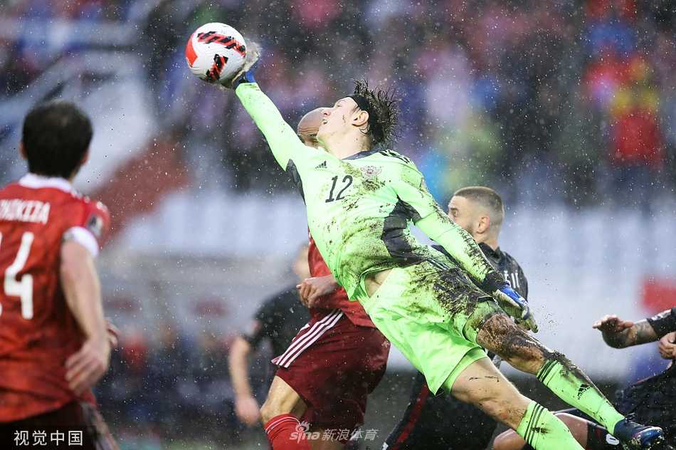 克罗地亚灵魂莫德里奇在俄罗斯多人包夹下依然从容控球，眼神中透露出必胜的决心与坚定