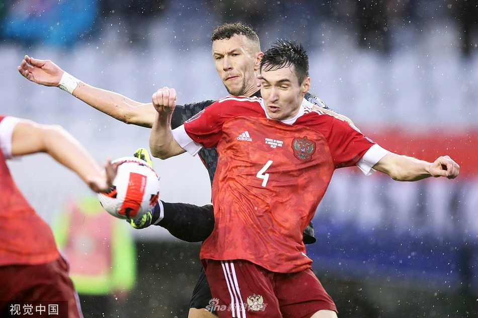 克罗地亚边锋佩里西奇在边路高速突破，他的球衣随风鼓动，展现出极强的冲击力和求胜欲望