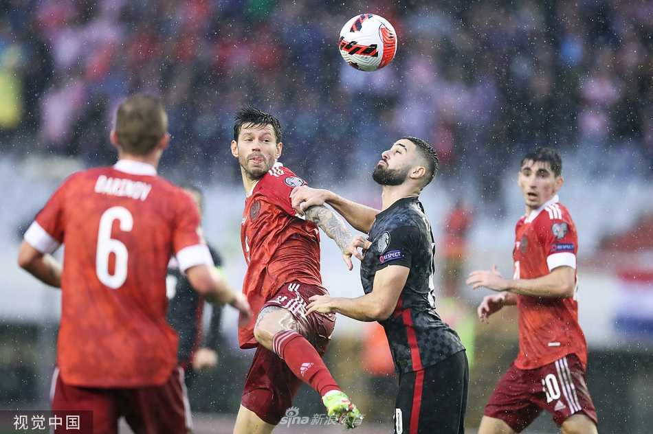 进球后的克罗地亚球员们相拥在一起，形成一个庆祝的人墙，脸上洋溢着狂喜与如释重负的表情