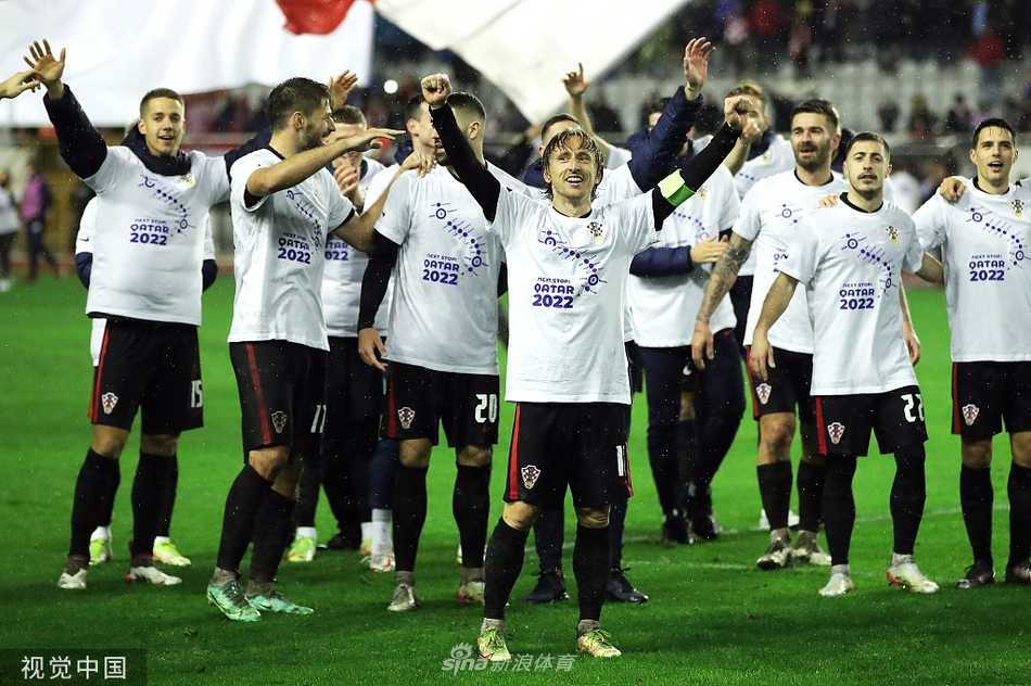 赛后，克罗地亚全队球员肩并肩站在球场中央，向看台上久久不愿离去的球迷们鼓掌致谢，场面温馨而感人