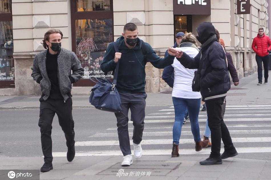 莫德里奇背着标志性的双肩包，在街头驻足，他的目光望向远方，仿佛在思考即将到来的硬仗，岁月在他脸上留下了痕迹，但身影依旧挺拔。