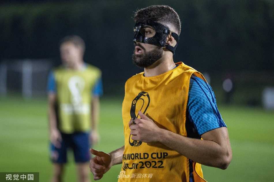 克罗地亚球员在绿茵场上进行分组对抗训练，两名队员同时跃起争抢高空球，展现出强烈的竞争意识和出色的身体状态。