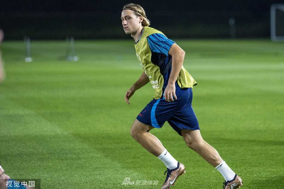 一位克罗地亚前锋在训练中完成一脚劲射，皮球划出凌厉的轨迹直窜网窝，展现了攻击手们锐利的脚感和良好的竞技状态。