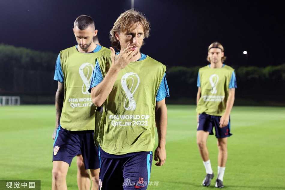 克罗地亚队核心卢卡·莫德里奇在训练中带球突破，眼神坚定目视前方，尽管已不再年轻，但球场上举手投足间依然散发着大师风范。