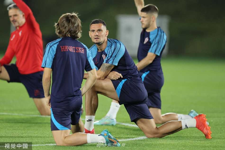 夜幕初降，训练场灯光亮起，克罗地亚队员们结束训练开始离场。他们的背影在灯光下拉长，步履沉稳，仿佛承载着全国的期待，走向即将到来的荣耀之战。