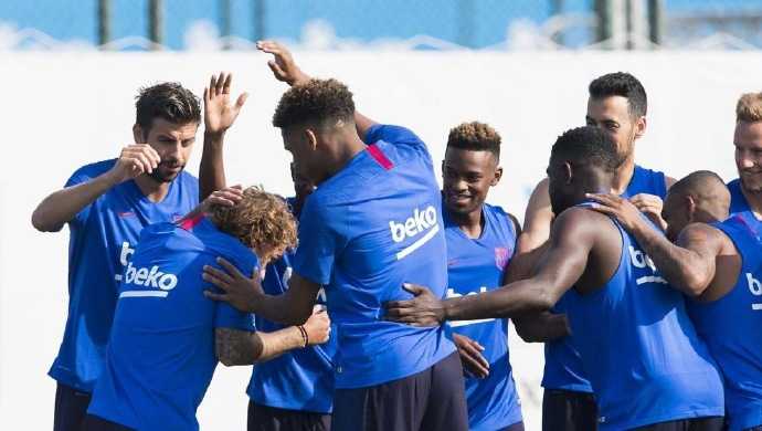 照片中，格列兹曼笑着揉搓头发，身旁的队友们围成一圈起哄，第一次训练课就在这样轻松的打闹氛围中开始了。