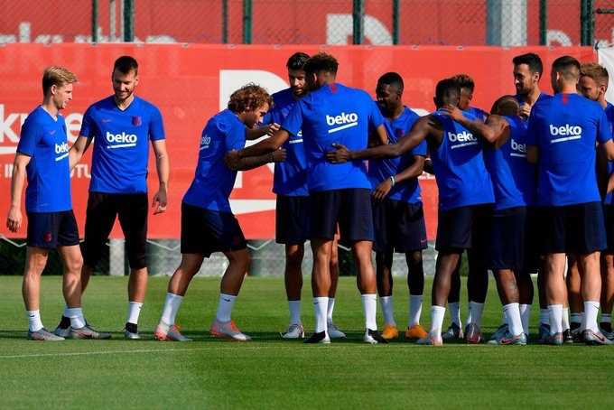 拉基蒂奇面带狡黠微笑，脚下皮球正好从弯腰逼抢的格列兹曼双腿间穿过，这一幕让场边的观战人员哄堂大笑。