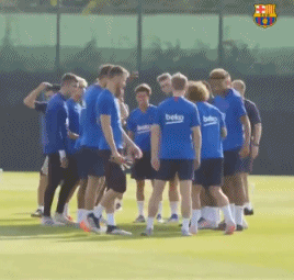 动图捕捉瞬间，格列兹曼在抢圈游戏中瞪大双眼，皮球却已从他两腿之间穿过，身后是队友忍俊不禁的表情。