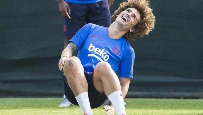 训练场边，格列兹曼手捧马黛茶，眼神望向远方，仿佛在期待与梅西共享这杯南美饮品的时刻早点到来。