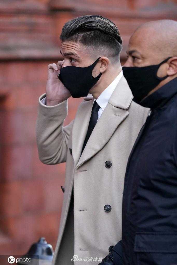 另一角度捕捉到格拉利什抵达法院的瞬间，他身着合体剪裁的西装，尽管佩戴着口罩，但眉眼间流露出凝重与不安，似乎已预感到即将面临的严厉处罚