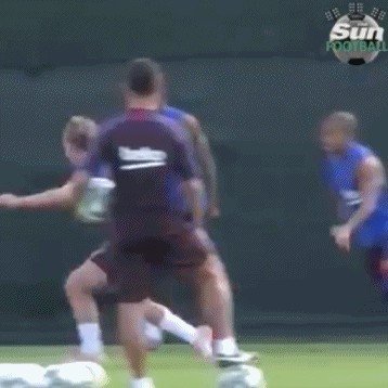 动图结尾，格列兹曼整理着凌乱的球裤，回头望向恶作剧的队友们，嘴角的笑意无论如何也藏不住，满是欢喜。