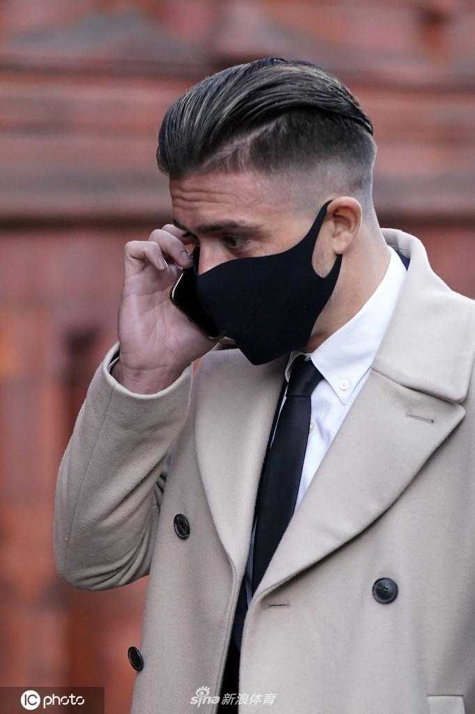 整个庭审过程中最戏剧性的一幕：当格拉利什步入法庭后，他那辆同款黑色揽胜的司机竟从车内走出，向等候已久的媒体记者递上一盒吉百利巧克力，并风趣地询问大家等了多久，这一举动瞬间缓和了现场紧张气氛