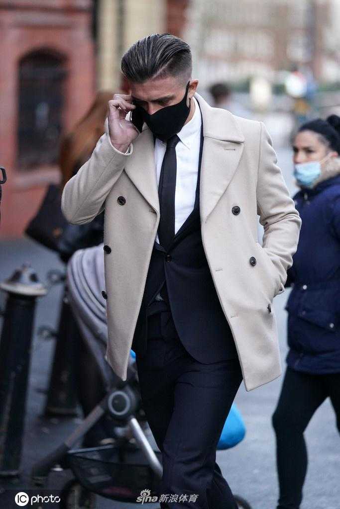 近距离特写镜头下，格拉利什佩戴的黑色口罩上方，是一双写满心事与疲惫的眼睛，此刻他不再是球场上风光无限的球星，而是一个等待法律审判的普通被告