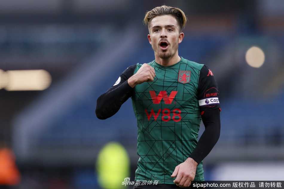 格拉利什抬头观察，眼神犀利，正用外脚背送出一记极具穿透力的精妙传球