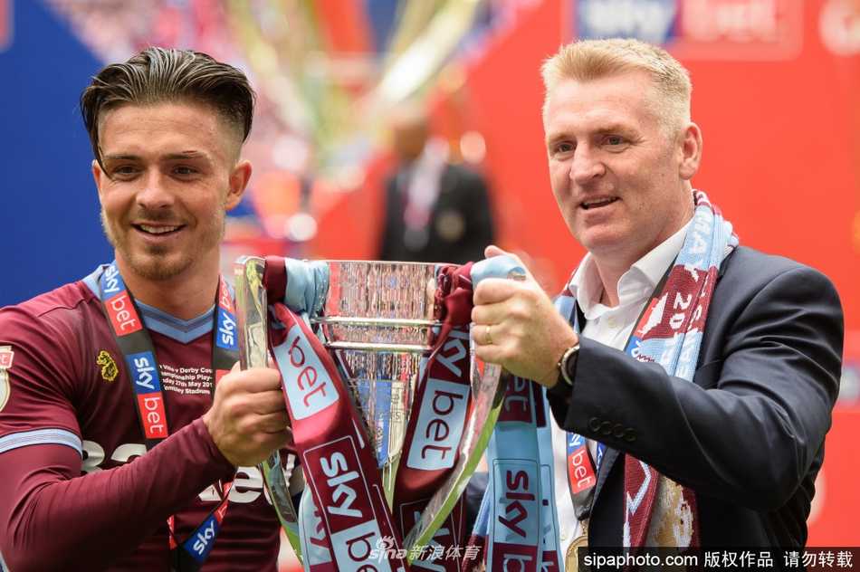 进球后的格拉利什张开双臂，肆意奔跑庆祝，享受着维拉公园球场山呼海啸般的欢呼