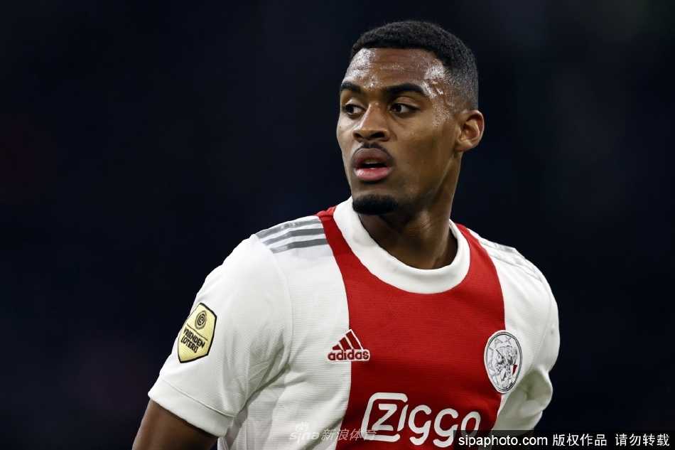 格拉文贝赫在训练中痛苦倒地，手捂脚踝，表情因剧痛而扭曲，草地上的足球静静躺在一边，预示着突如其来的转折。