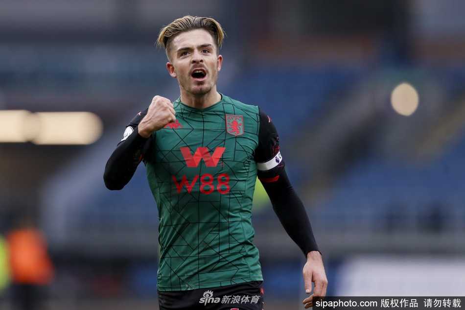 格拉利什在对方严密防守下，依然面带微笑从容控球，仿佛一切尽在掌握