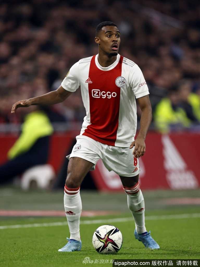 受伤前的格拉文贝赫在比赛中带球推进，眼神专注且坚定，展现出与年龄不符的成熟与掌控力，那是他留给阿贾克斯最后的健康身影。