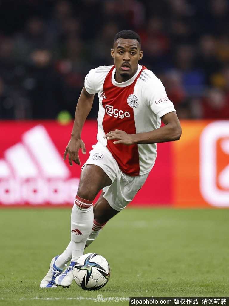 医护人员迅速进场检查格拉文贝赫的脚踝，队友们关切地围在一旁，训练场轻松的气氛瞬间被紧张与担忧取代。