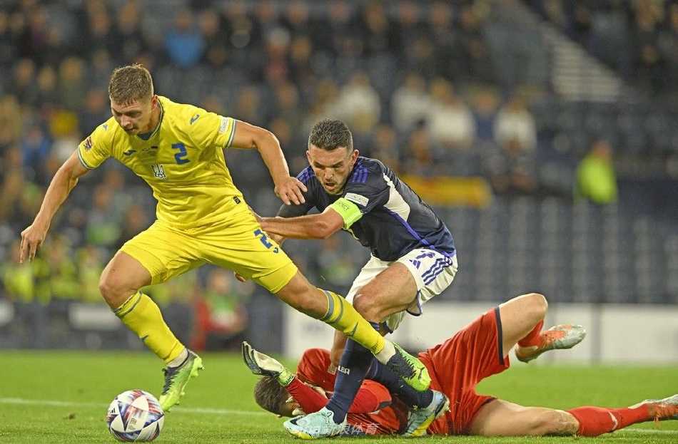 苏格兰替补前锋林登·戴克斯高高跃起，力压乌克兰防守球员，以一记雷霆万钧的头球攻破对方球门。