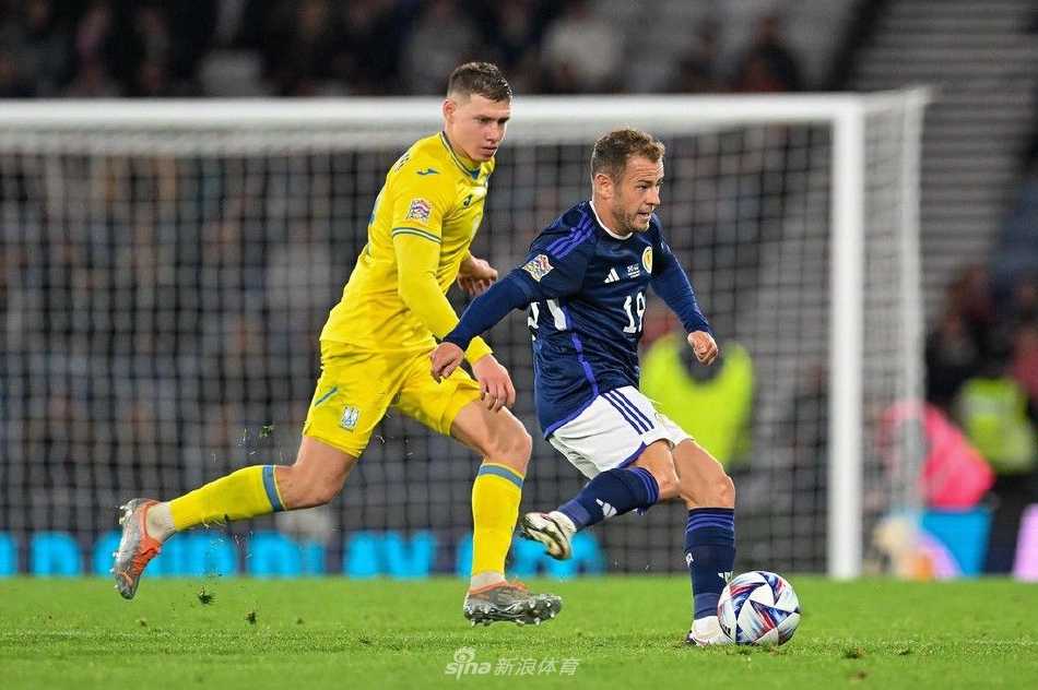 苏格兰全队赛后肩搭肩围成一圈，在主场球迷面前共同庆祝这场关键胜利，团队精神熠熠生辉。