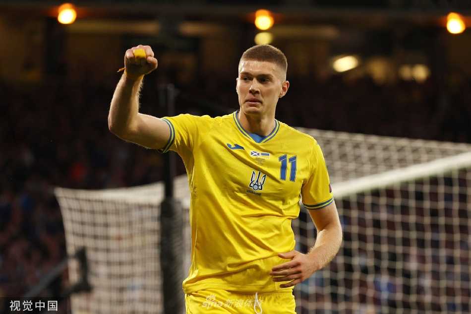 乌克兰前锋亚列姆丘克高高跃起，力压苏格兰后卫将球顶入球门远角的瞬间