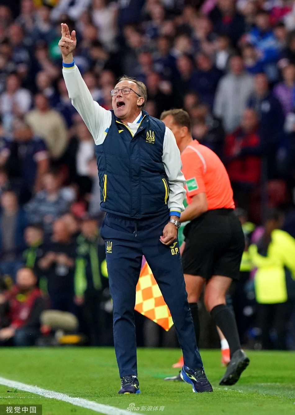 乌克兰队替补前锋多夫拜克单刀破门锁定胜局后，激动地滑跪庆祝