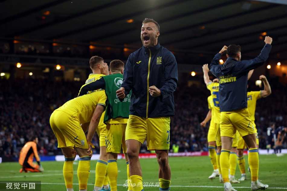 比赛结束后，乌克兰全队球员肩并肩围成一圈，在球场中央互相鼓舞致意