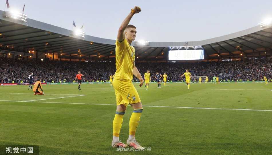 汉普顿公园球场看台全景，乌克兰国旗在客队球迷看台上星星点点地飘扬