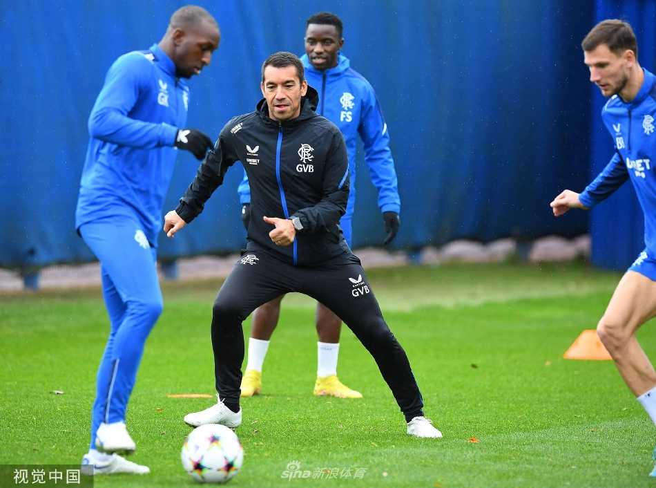 一名流浪者球员在训练中奋力追球，他的眼神中透露出对胜利的渴望与不屈的斗志。