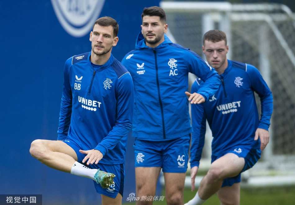 主教练范布隆克霍斯特神情专注地观察着场地内的分组对抗，思考着如何排兵布阵。