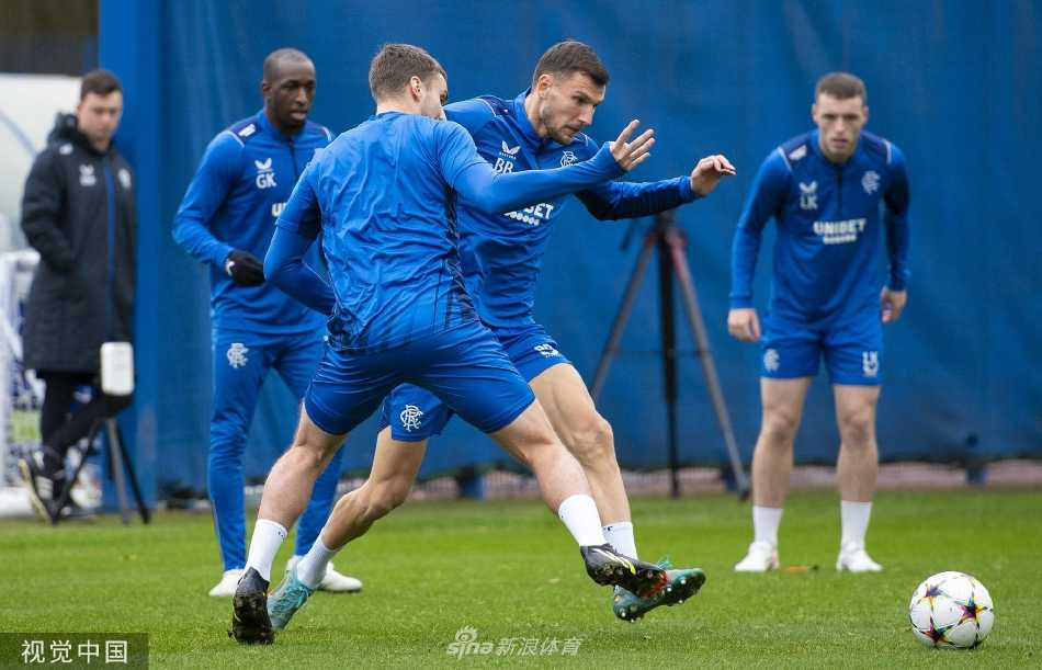 训练结束后，两名球员并肩走在场边，一边交流一边放松，展现了团队内部的默契与团结。