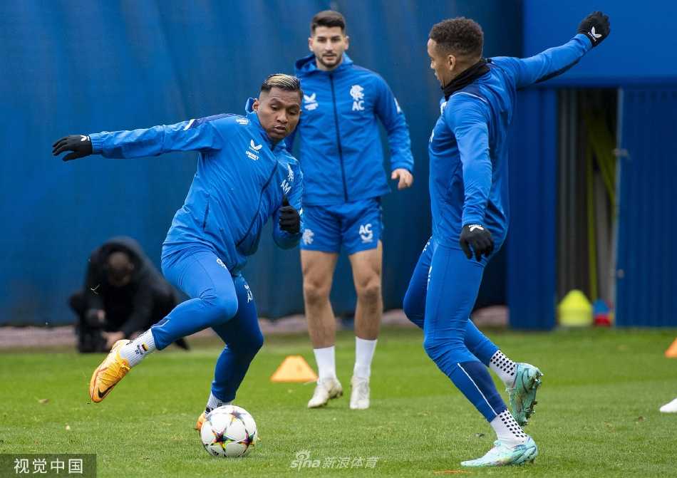 守门员飞身扑救，做出了一次精彩的侧扑动作，守护着球队的最后一道防线。