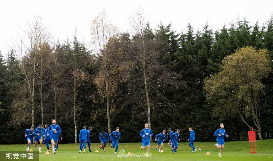 夕阳余晖下，空旷的训练场上散落着足球，诉说着一天的辛勤与汗水，也预示着明天的挑战。