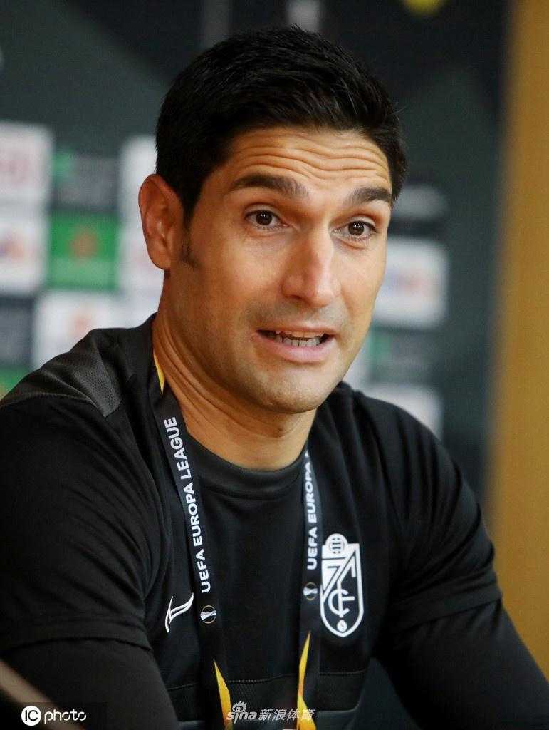 助教临危受命站在麦克风前，面对寥寥数人的媒体席，他的表情严肃，仿佛在无声地宣读一封战书