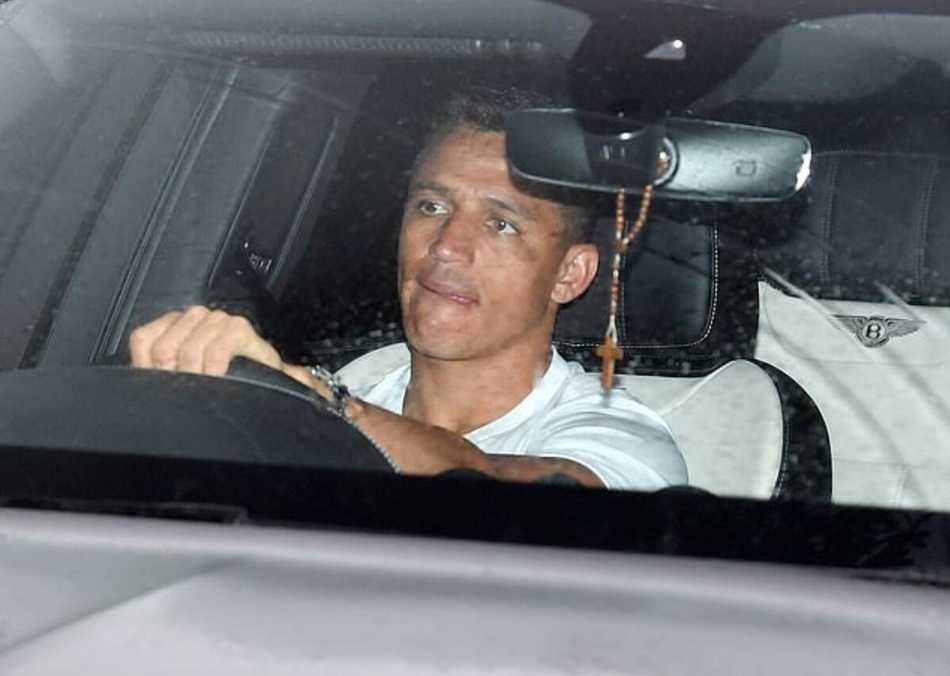 拉什福德面带微笑开车来到训练场，作为锋线希望之星他肩负进球重任