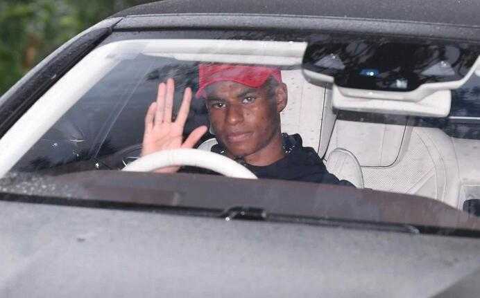 训练场上桑切斯投入备战，专注神情预示他渴望在新赛季打破进球荒