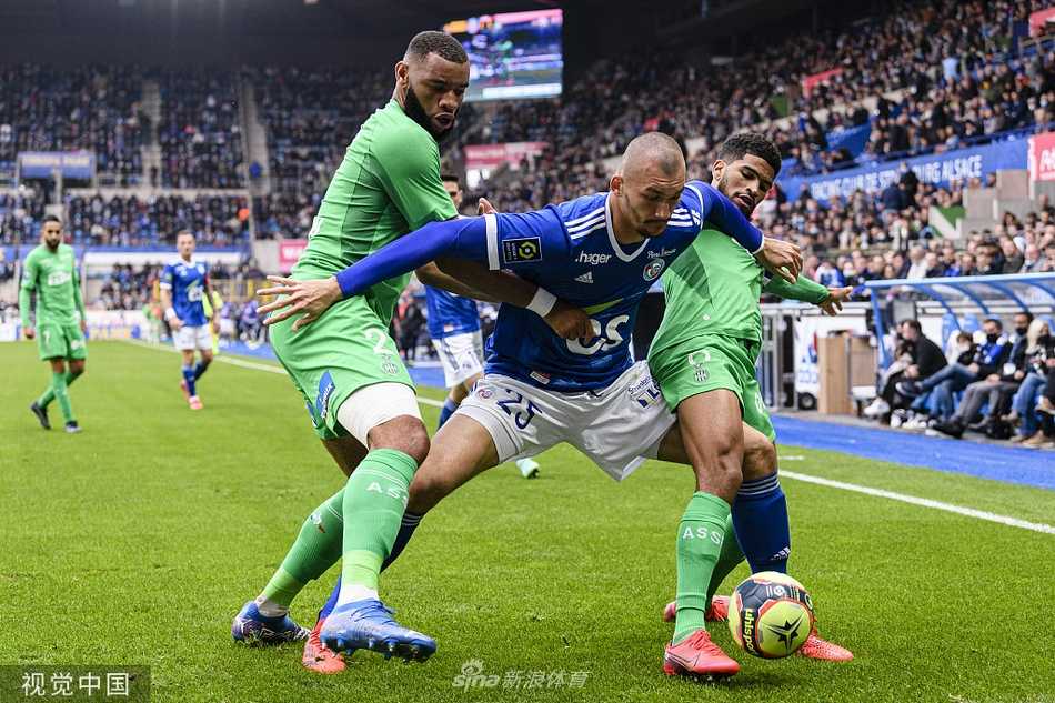 斯特拉斯堡的球员们脸上洋溢着胜利的笑容，肩并肩走向场边向热情的主场球迷致谢，球迷们则以雷鸣般的掌声和欢呼回应心中的英雄