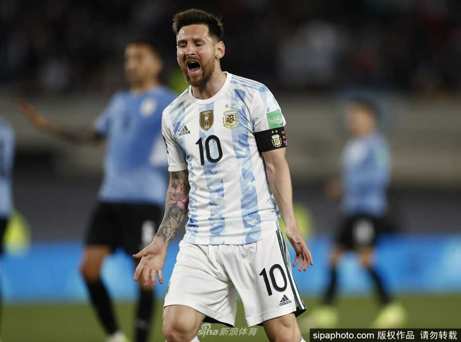 终场哨响，梅西独自在球场中漫步，他低垂着眼帘，仿佛在回味这具有纪念意义的一夜。深蓝与白色的球衣在夜色中格外醒目，他脚下的草皮见证了新纪录的诞生，而看台上未曾散去的球迷，仍在为他高歌。