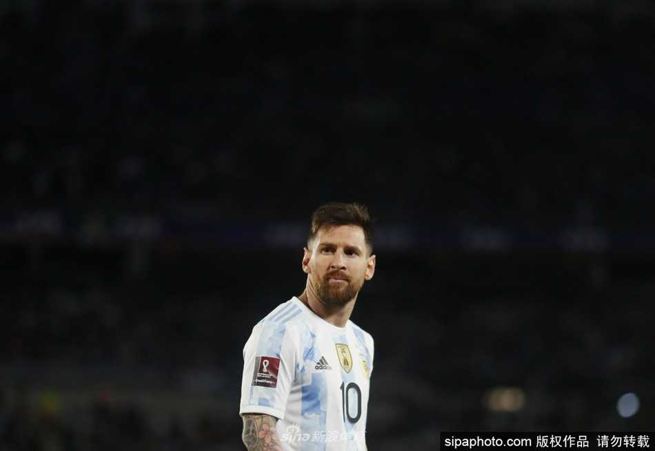 梅西在打入创纪录的第80粒国家队进球后，激情滑跪，他张开的双臂仿佛要拥抱整个纪念碑球场的欢呼，脸上的笑容既有一种举重若轻的洒脱，又带着打破纪录后的无尽释放。