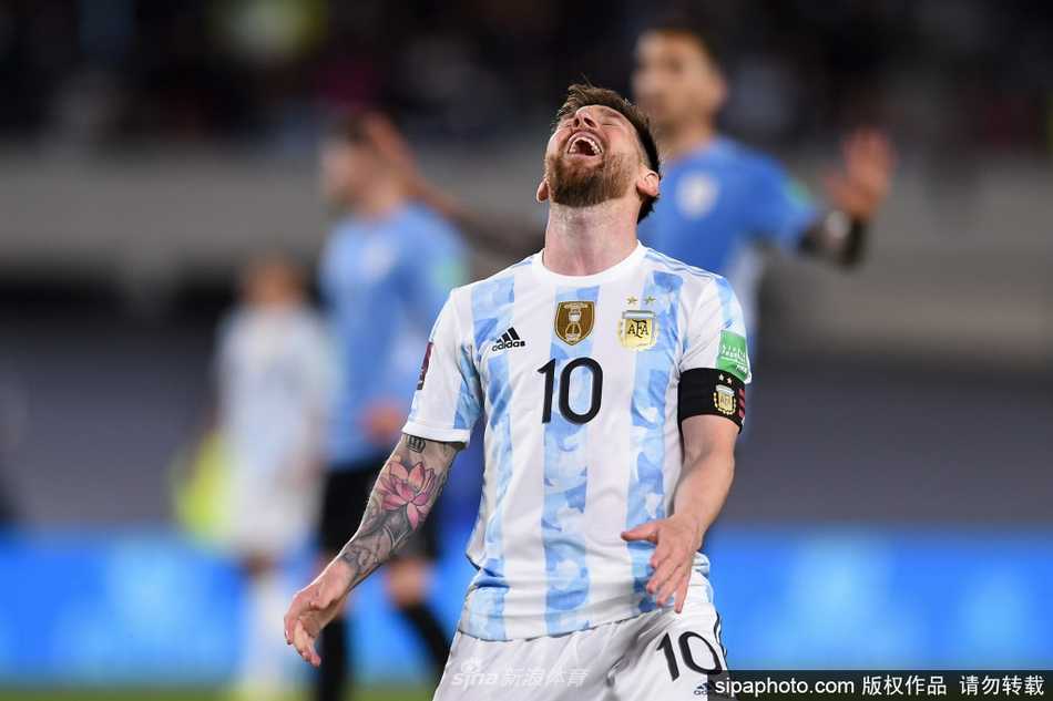 进球后的梅西被蜂拥而至的队友紧紧围住，德保罗、劳塔罗等人脸上洋溢着由衷的喜悦，他们在梅西身边筑起一道人墙，这是潘帕斯雄鹰军团对领袖最真挚的致意，也是这支团结的球队在本土不败征程中的缩影。