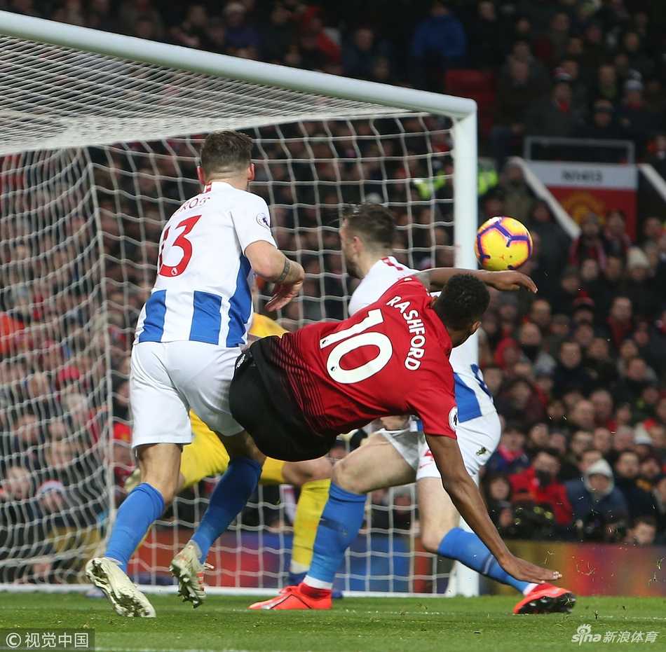 安德尔·埃雷拉在拼抢中高高跃起，用胸膛将球硬生生地挡下，他的球衣沾满草屑，眼神坚毅地注视着前方，仿佛在告诉对手这里是他的地盘。