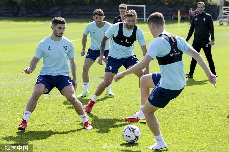 在英格兰柔和的光线下，伯恩茅斯主帅斯科特·帕克在新闻发布会上目光如炬，用手势向在场记者描绘着球队的战术蓝图，神情专注而充满信念。