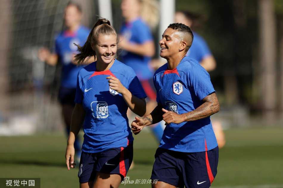 两名球员在对抗训练中跃起争顶头球，身影在逆光中勾勒出充满力量的剪影，展现了女足比赛中的激烈对抗与不屈斗志。