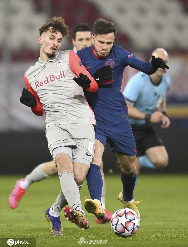 进球功臣埃尔莫索高高跃起回头望月，他的头球划出一道美妙的弧线，洞穿了萨尔茨堡红牛的球门，瞬间点燃了客队球迷的热情。