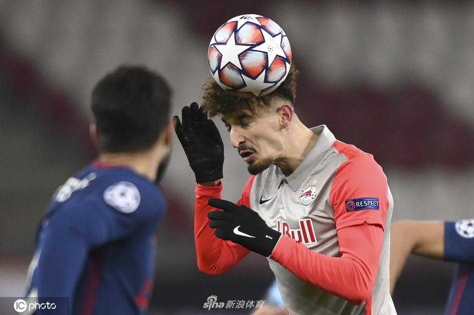 葡萄牙新星菲利克斯在对方严密防守下，依然展现出灵动的技术和出众的球感，为球队的进攻注入了创造力与活力。