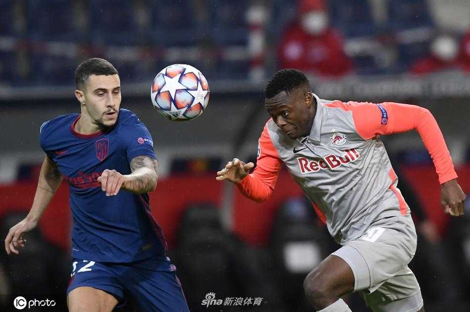 教练西蒙尼在场边激情指挥，他的肢体语言极具感染力，仿佛在向场上弟子们传递着必胜的信念和战斗到底的决心。